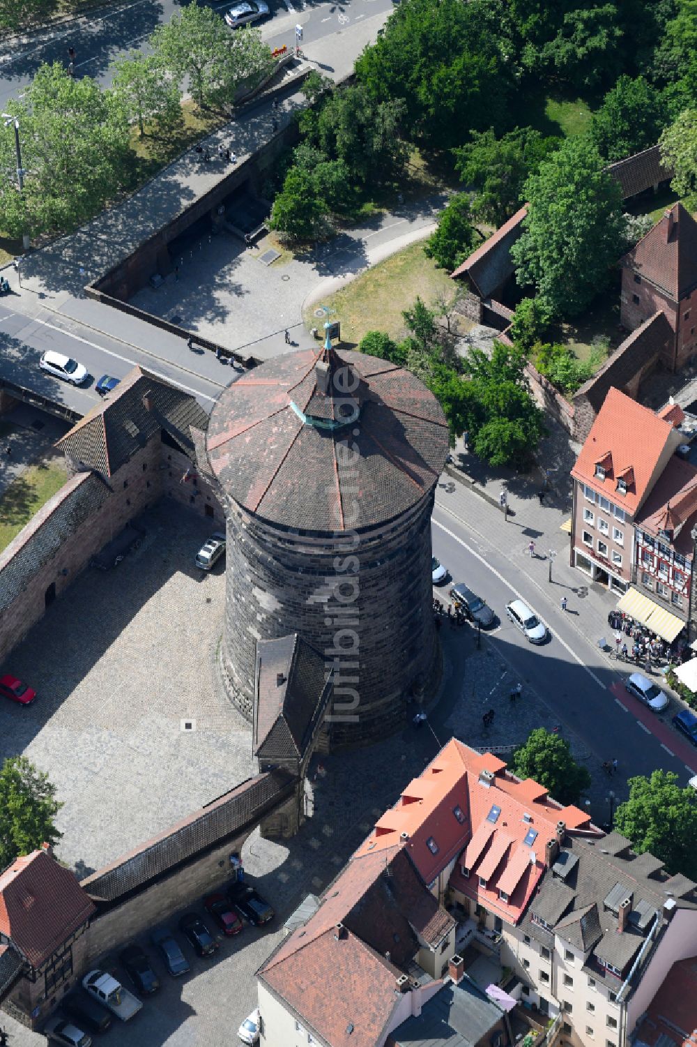 Nürnberg von oben - Turm- Bauwerk Spittlertorturm Rest der ehemaligen, historischen Stadtmauer in Nürnberg im Bundesland Bayern, Deutschland