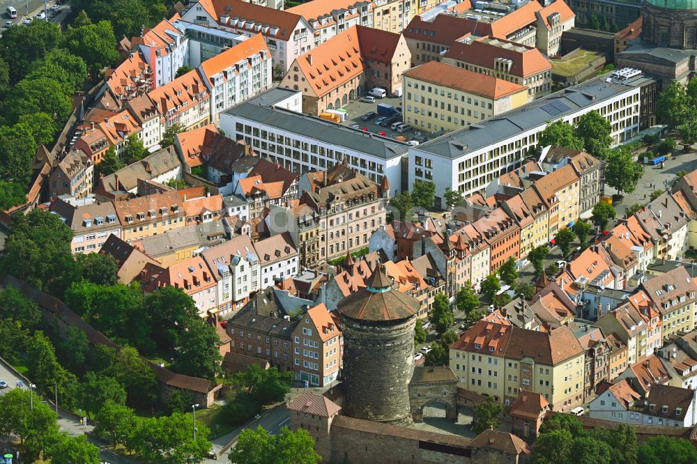 Luftbild Nürnberg - Turm- Bauwerk Spittlertorturm Rest der ehemaligen, historischen Stadtmauer in Nürnberg im Bundesland Bayern, Deutschland