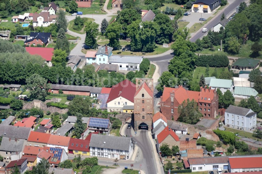 Gartz (Oder) von oben - Turm- Bauwerk Stettiner Tor Rest der ehemaligen, historischen Stadtmauer in Gartz (Oder) im Bundesland Brandenburg, Deutschland