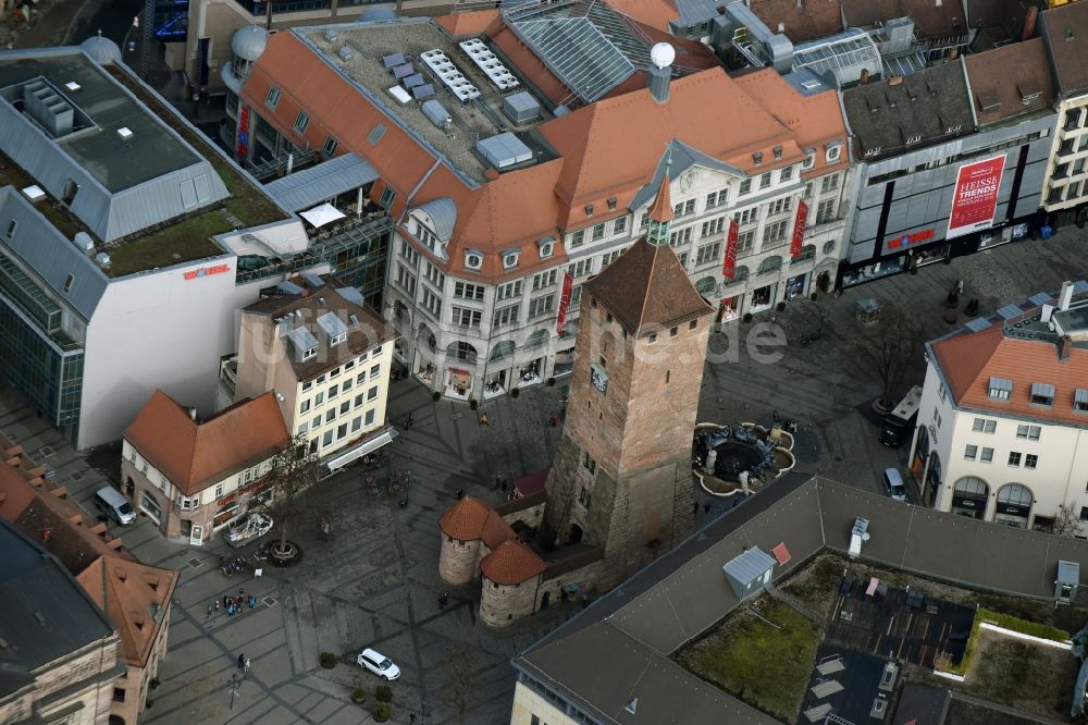 Nürnberg aus der Vogelperspektive: Turm- Bauwerk Weißer Turm am Ludwigsplatz Rest der ehemaligen, historischen Stadtmauer in Nürnberg im Bundesland Bayern