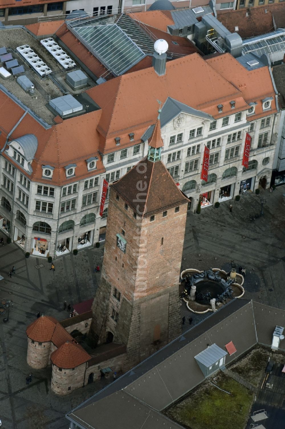 Luftbild Nürnberg - Turm- Bauwerk Weißer Turm am Ludwigsplatz Rest der ehemaligen, historischen Stadtmauer in Nürnberg im Bundesland Bayern