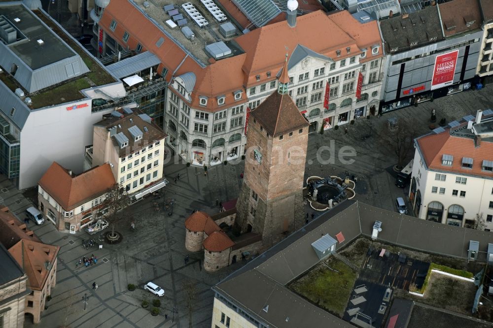 Luftaufnahme Nürnberg - Turm- Bauwerk Weißer Turm am Ludwigsplatz Rest der ehemaligen, historischen Stadtmauer in Nürnberg im Bundesland Bayern