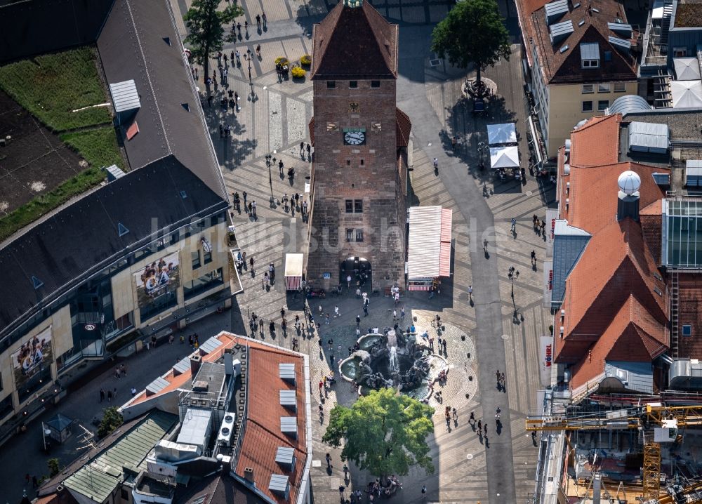 Nürnberg aus der Vogelperspektive: Turm- Bauwerk Weißer Turm am Ludwigsplatz Rest der ehemaligen, historischen Stadtmauer in Nürnberg im Bundesland Bayern