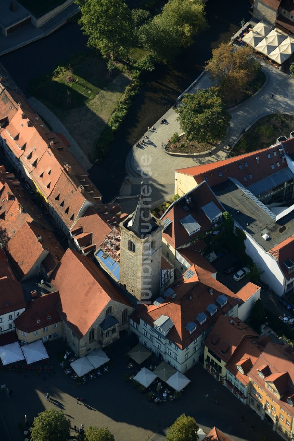 Luftaufnahme Erfurt - Turm- Bauwerk zwischen Krämerbrücke und Wenigemarkt - Rest der ehemaligen, historischen Stadtmauer in Erfurt im Bundesland Thüringen