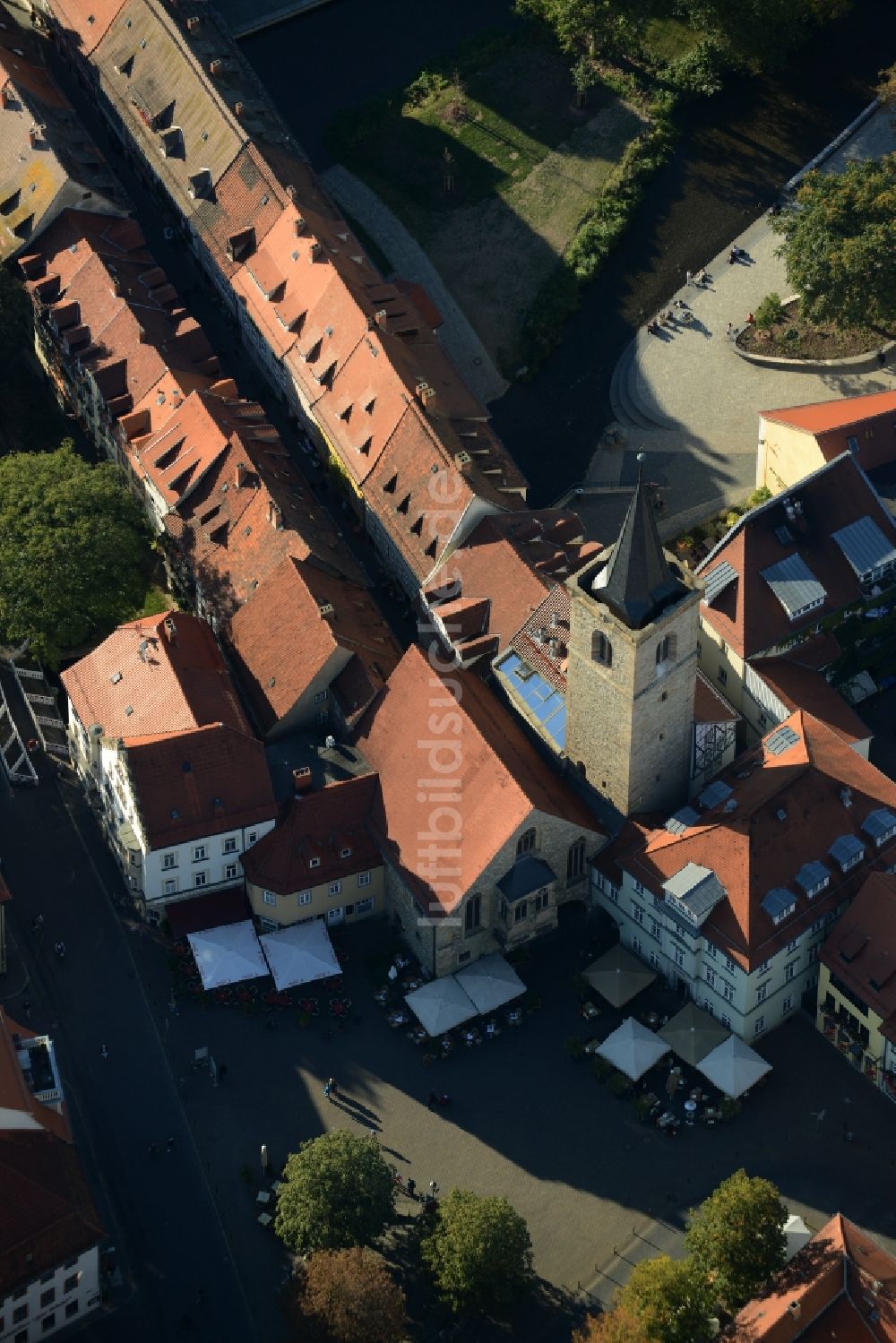 Erfurt von oben - Turm- Bauwerk zwischen Krämerbrücke und Wenigemarkt - Rest der ehemaligen, historischen Stadtmauer in Erfurt im Bundesland Thüringen