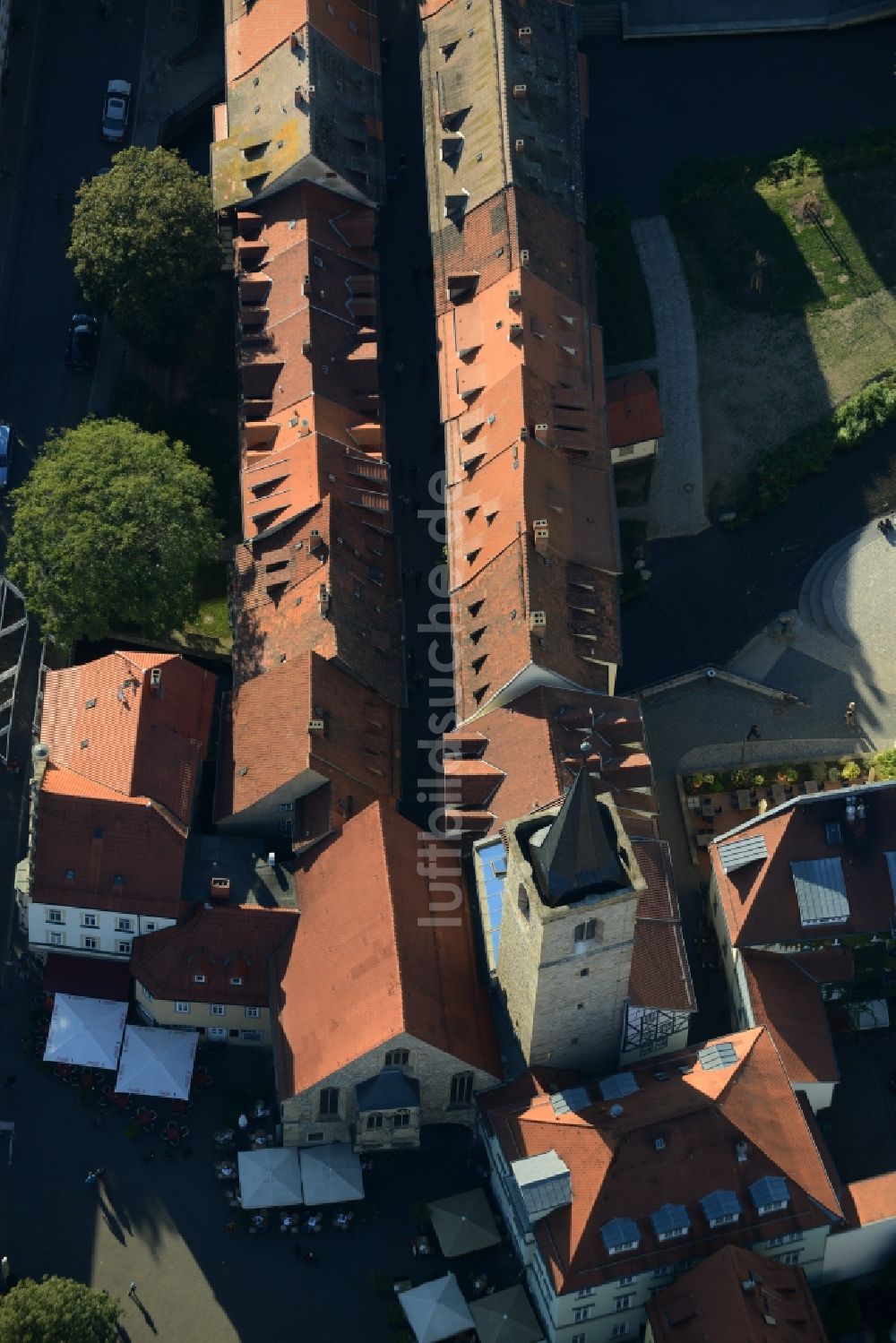 Luftbild Erfurt - Turm- Bauwerk zwischen Krämerbrücke und Wenigemarkt - Rest der ehemaligen, historischen Stadtmauer in Erfurt im Bundesland Thüringen