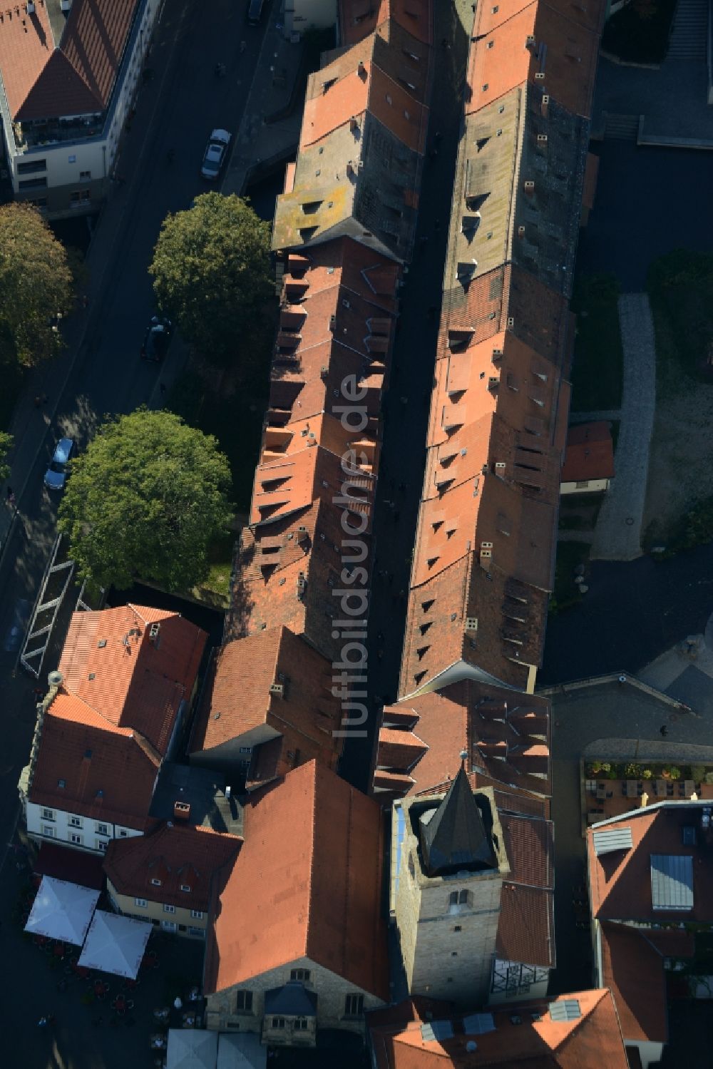 Luftaufnahme Erfurt - Turm- Bauwerk zwischen Krämerbrücke und Wenigemarkt - Rest der ehemaligen, historischen Stadtmauer in Erfurt im Bundesland Thüringen