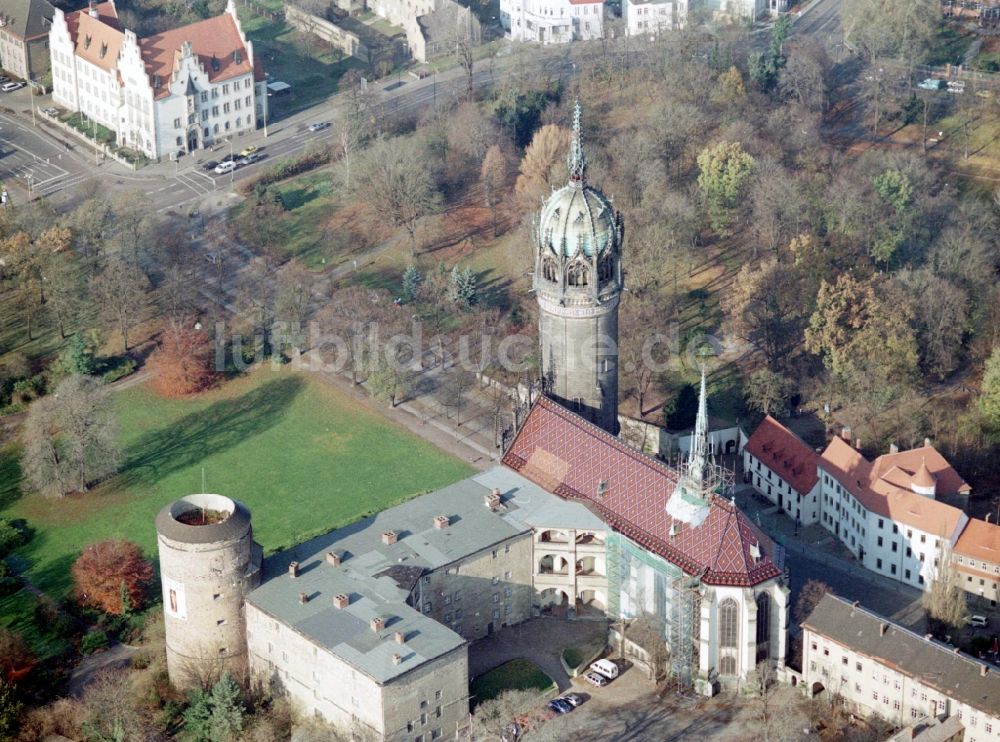 Luftaufnahme Lutherstadt Wittenberg - Turm und Kirchenbauten der Schlosskirche in Wittenberg in Sachsen-Anhalt