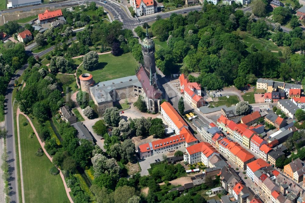 Lutherstadt Wittenberg aus der Vogelperspektive: Turm und Kirchenbauten der Schlosskirche in Wittenberg in Sachsen-Anhalt