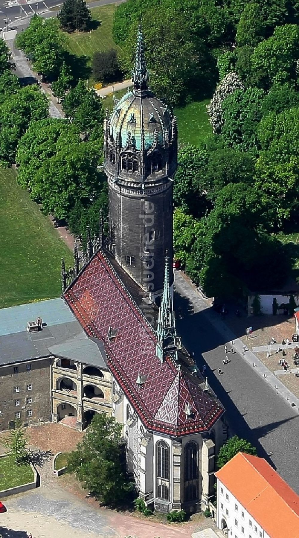 Luftbild Lutherstadt Wittenberg - Turm und Kirchenbauten der Schlosskirche in Wittenberg in Sachsen-Anhalt