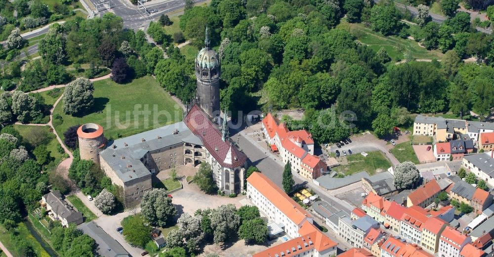 Luftaufnahme Lutherstadt Wittenberg - Turm und Kirchenbauten der Schlosskirche in Wittenberg in Sachsen-Anhalt