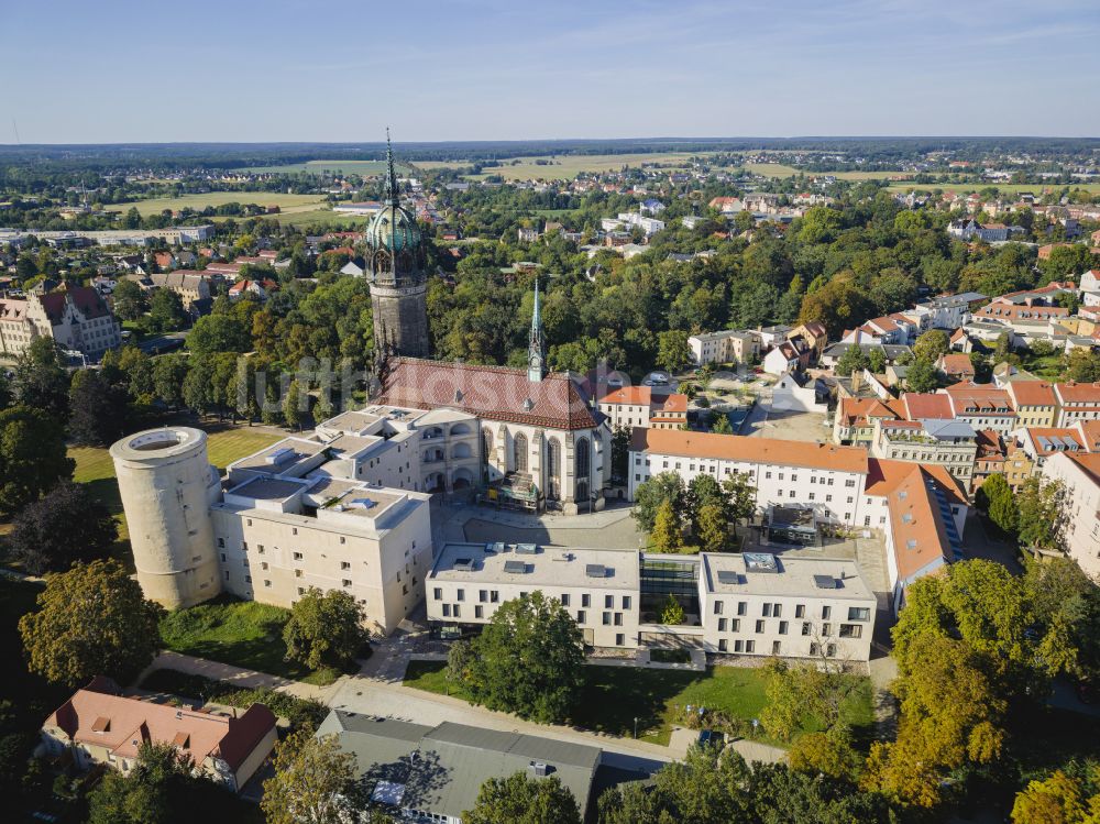 Luftaufnahme Lutherstadt Wittenberg - Turm und Kirchenbauten der Schlosskirche in Wittenberg in Sachsen-Anhalt