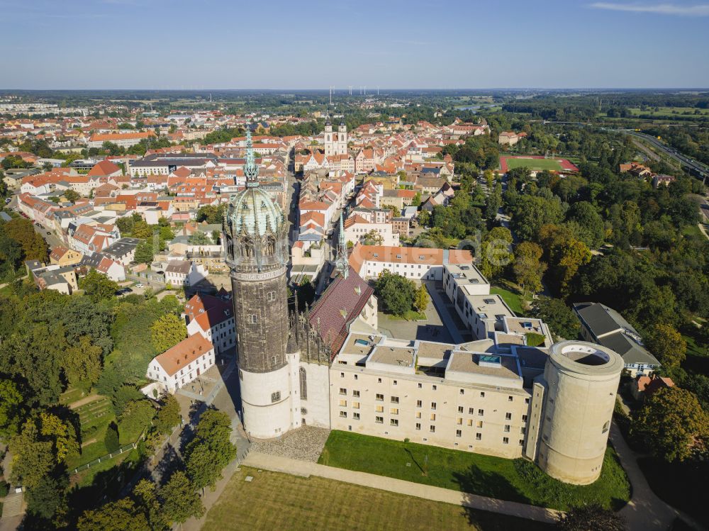 Lutherstadt Wittenberg aus der Vogelperspektive: Turm und Kirchenbauten der Schlosskirche in Wittenberg in Sachsen-Anhalt