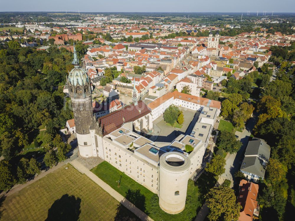 Luftbild Lutherstadt Wittenberg - Turm und Kirchenbauten der Schlosskirche in Wittenberg in Sachsen-Anhalt