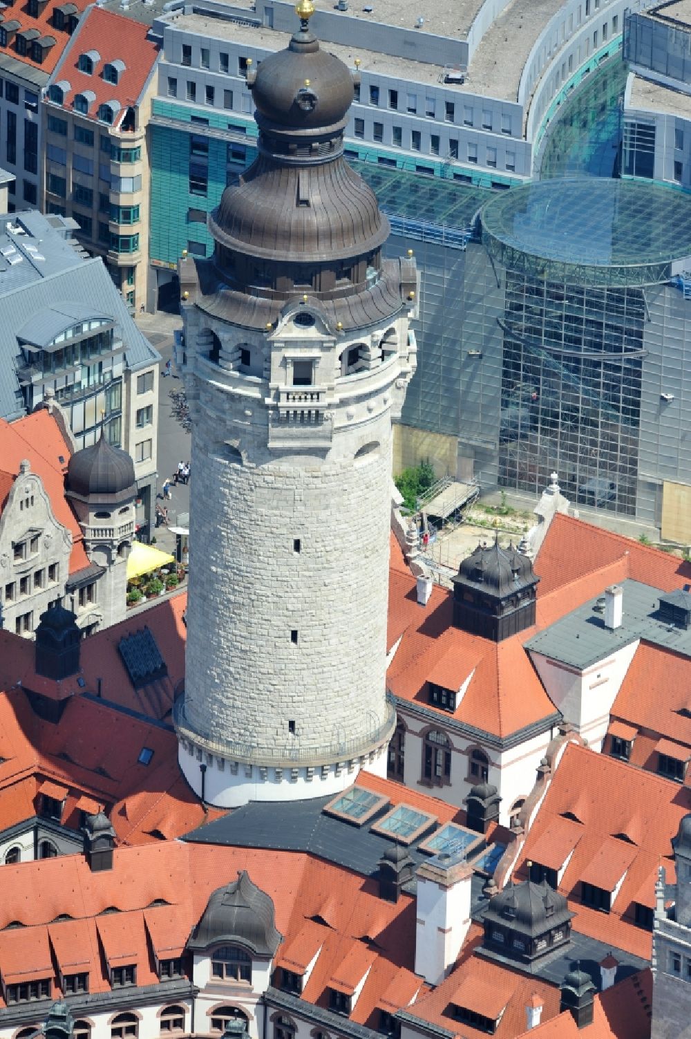 Luftaufnahme Leipzig - Turm des Neuen Rathaus in Leipzig, Sachsen