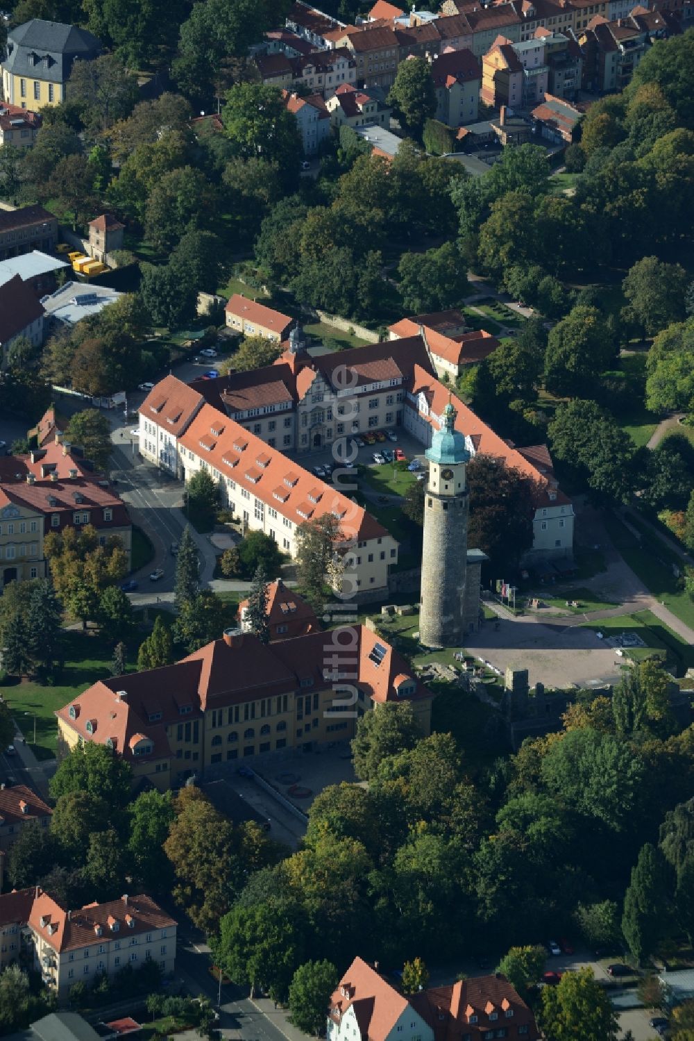 Luftaufnahme Arnstadt - Turm und Reste der Ruine am Schlosspark des ehemaligen Schloß Schlossruine Neideck in Arnstadt im Bundesland Thüringen