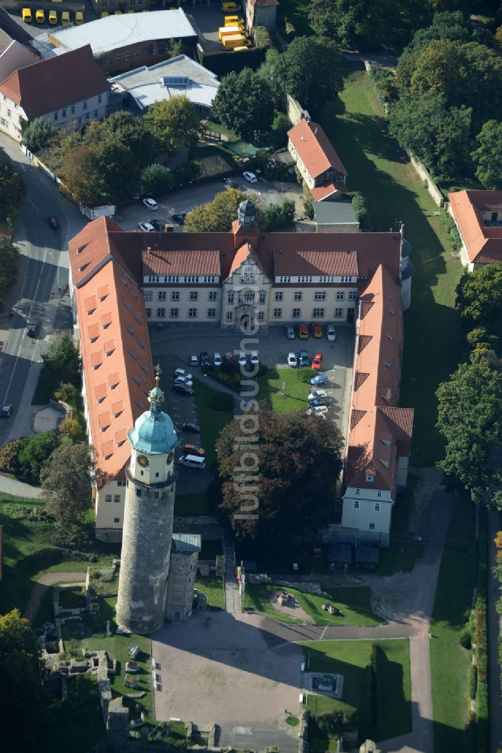 Arnstadt von oben - Turm und Reste der Ruine am Schlosspark des ehemaligen Schloß Schlossruine Neideck in Arnstadt im Bundesland Thüringen