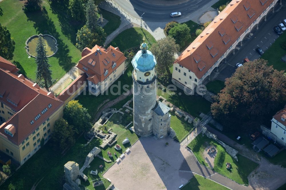 Luftaufnahme Arnstadt - Turm und Reste der Ruine am Schlosspark des ehemaligen Schloß Schlossruine Neideck in Arnstadt im Bundesland Thüringen