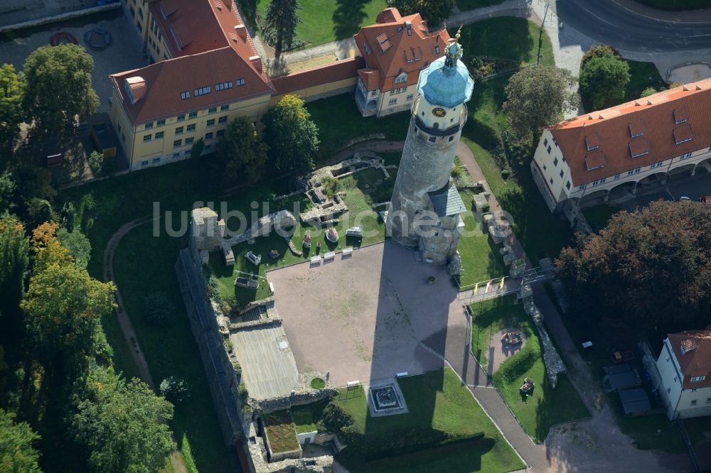 Arnstadt aus der Vogelperspektive: Turm und Reste der Ruine am Schlosspark des ehemaligen Schloß Schlossruine Neideck in Arnstadt im Bundesland Thüringen