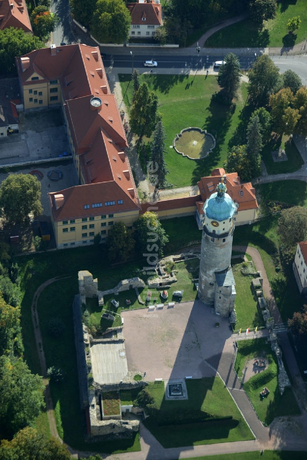 Luftaufnahme Arnstadt - Turm und Reste der Ruine am Schlosspark des ehemaligen Schloß Schlossruine Neideck in Arnstadt im Bundesland Thüringen