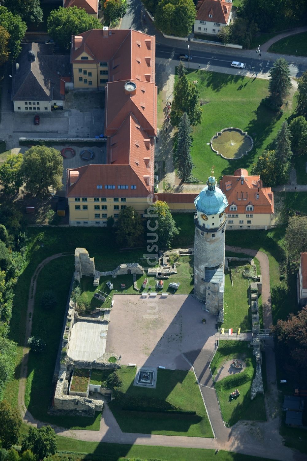 Arnstadt von oben - Turm und Reste der Ruine am Schlosspark des ehemaligen Schloß Schlossruine Neideck in Arnstadt im Bundesland Thüringen