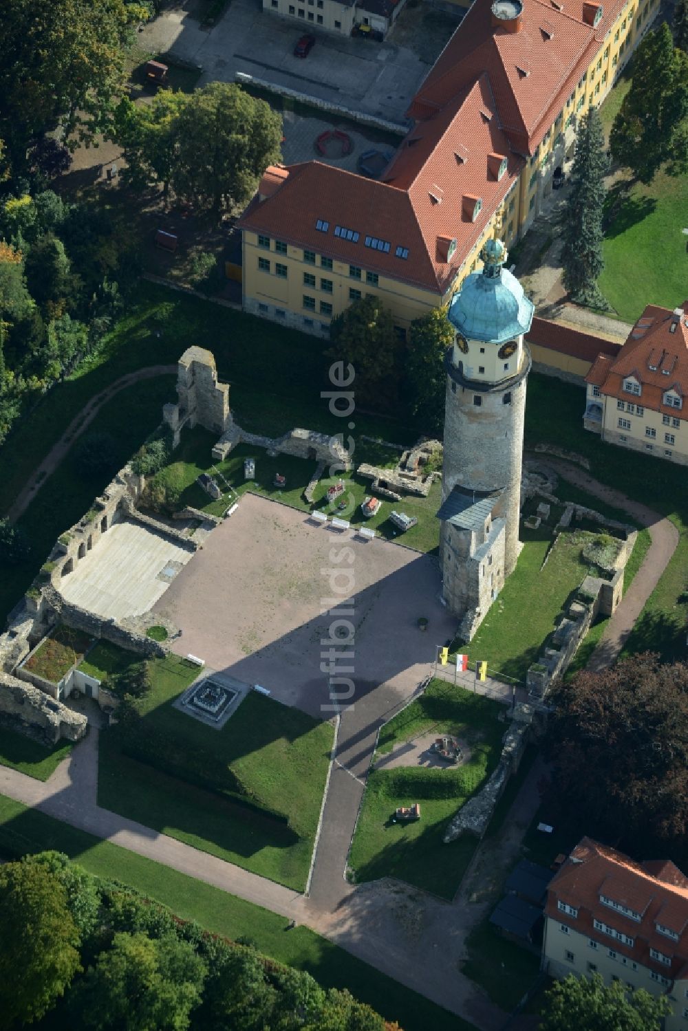 Arnstadt aus der Vogelperspektive: Turm und Reste der Ruine am Schlosspark des ehemaligen Schloß Schlossruine Neideck in Arnstadt im Bundesland Thüringen