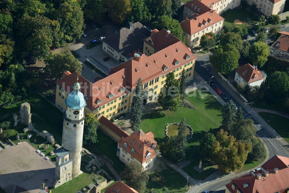 Luftbild Arnstadt - Turm und Reste der Ruine am Schlosspark des ehemaligen Schloß Schlossruine Neideck in Arnstadt im Bundesland Thüringen