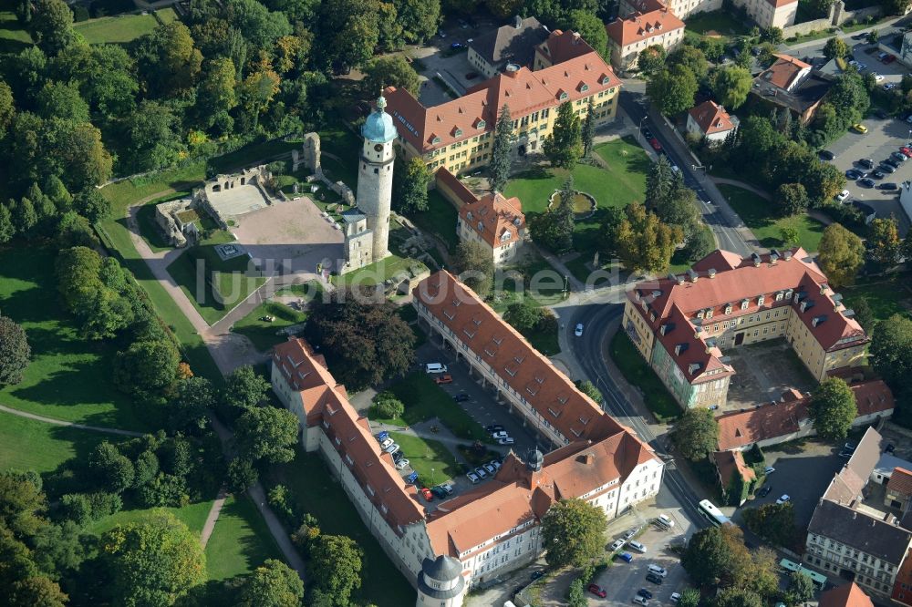 Luftaufnahme Arnstadt - Turm und Reste der Ruine am Schlosspark des ehemaligen Schloß Schlossruine Neideck in Arnstadt im Bundesland Thüringen