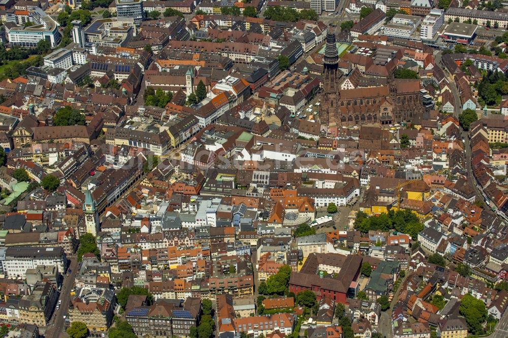 Luftaufnahme Freiburg im Breisgau - Turm Schwabentor im Zentrum der Altstadt in Freiburg im Breisgau im Bundesland Baden-Württemberg