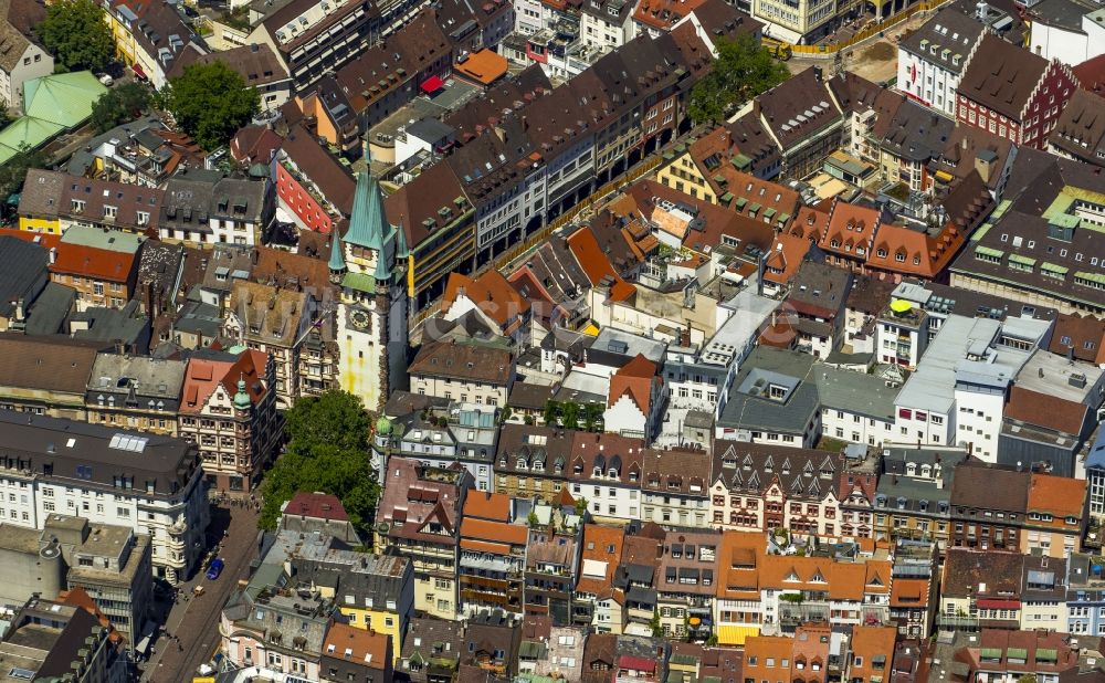 Freiburg im Breisgau von oben - Turm Schwabentor im Zentrum der Altstadt in Freiburg im Breisgau im Bundesland Baden-Württemberg