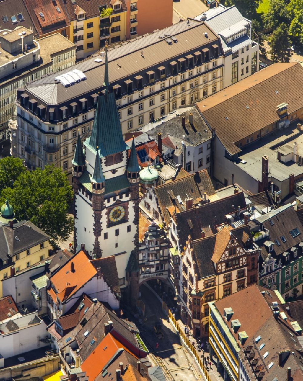 Freiburg im Breisgau aus der Vogelperspektive: Turm Schwabentor im Zentrum der Altstadt in Freiburg im Breisgau im Bundesland Baden-Württemberg