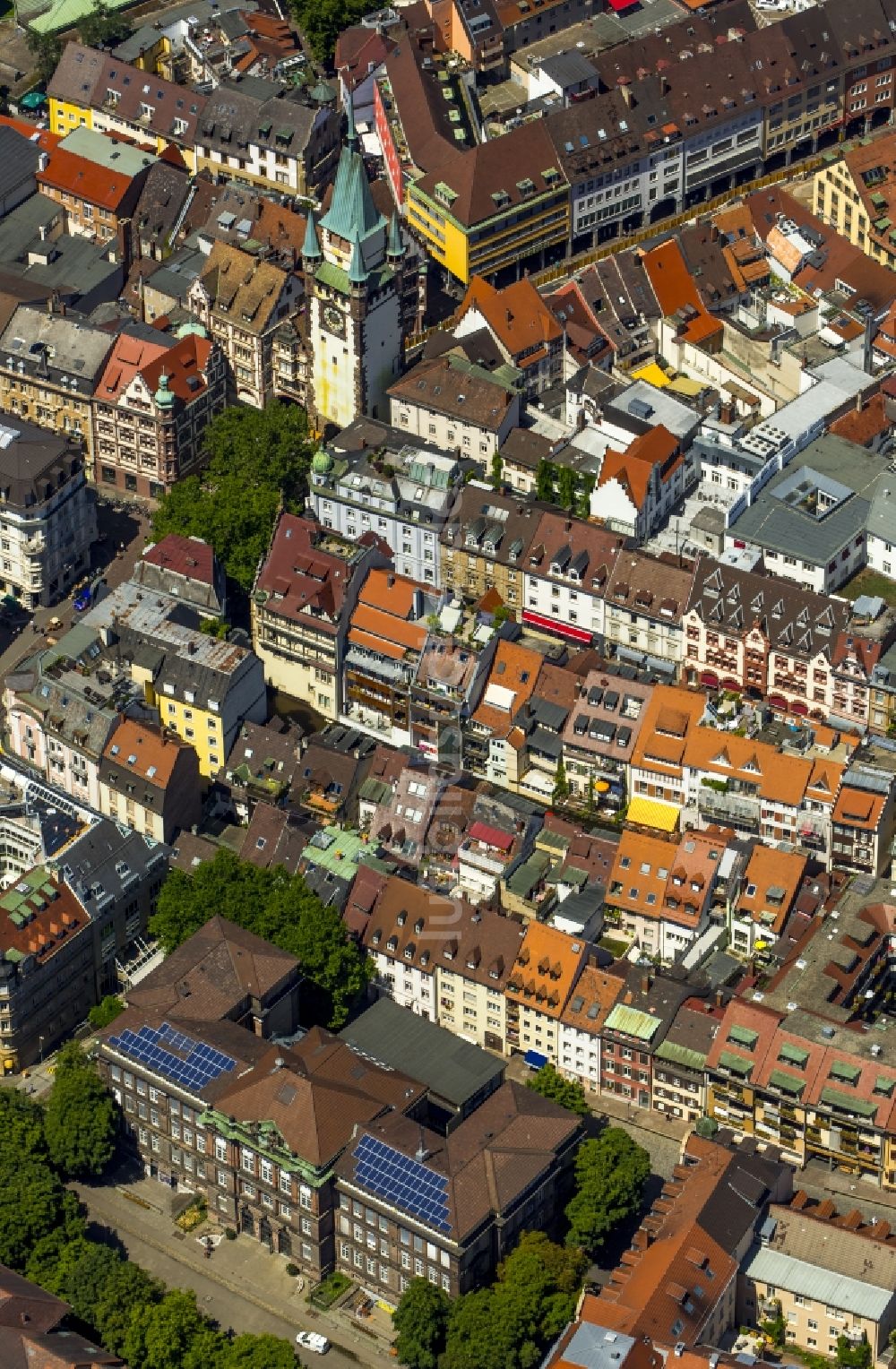 Luftbild Freiburg im Breisgau - Turm Schwabentor im Zentrum der Altstadt in Freiburg im Breisgau im Bundesland Baden-Württemberg