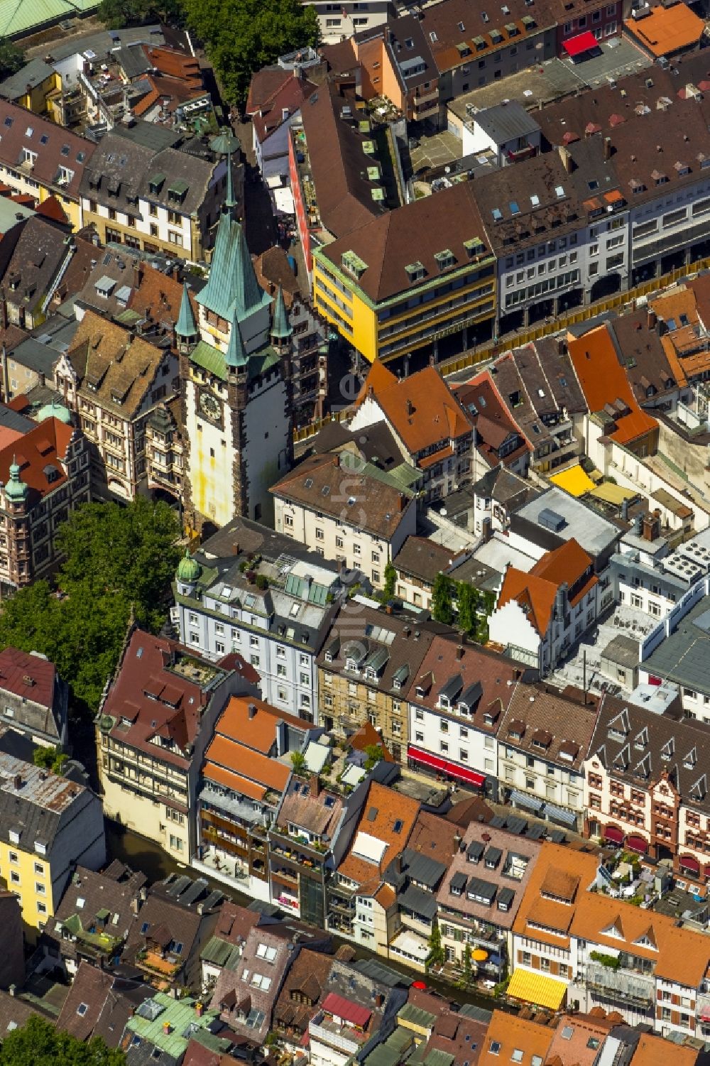 Luftaufnahme Freiburg im Breisgau - Turm Schwabentor im Zentrum der Altstadt in Freiburg im Breisgau im Bundesland Baden-Württemberg