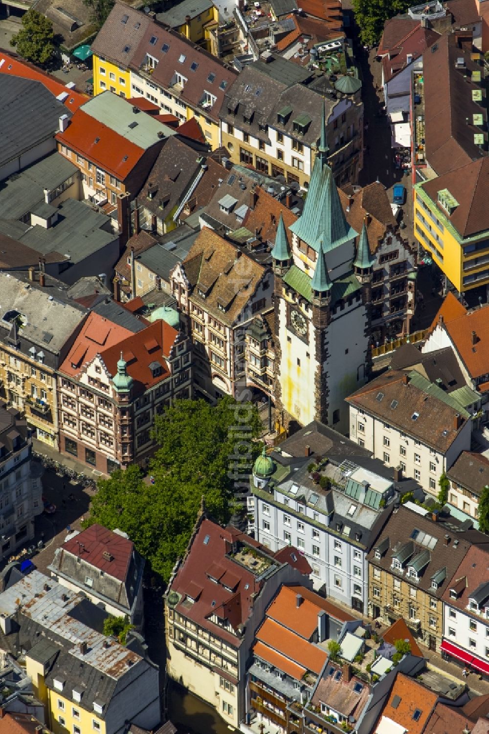 Freiburg im Breisgau von oben - Turm Schwabentor im Zentrum der Altstadt in Freiburg im Breisgau im Bundesland Baden-Württemberg