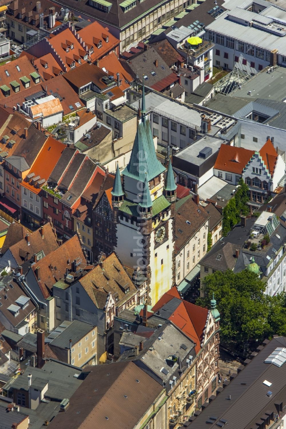 Freiburg im Breisgau aus der Vogelperspektive: Turm Schwabentor im Zentrum der Altstadt in Freiburg im Breisgau im Bundesland Baden-Württemberg