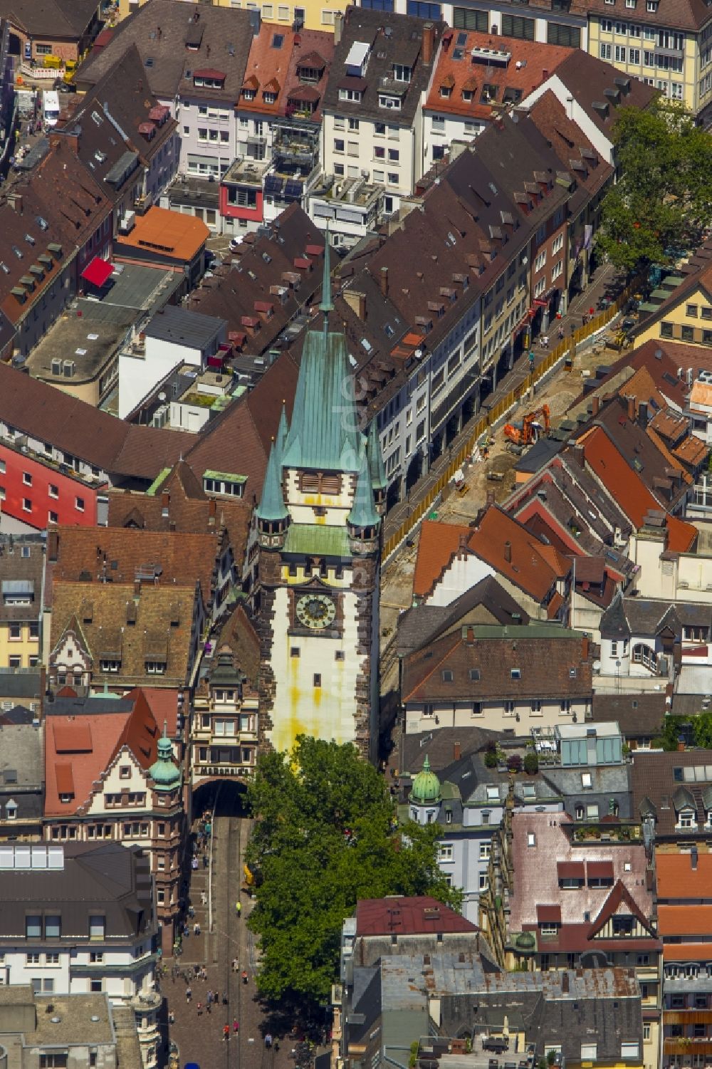 Luftbild Freiburg im Breisgau - Turm Schwabentor im Zentrum der Altstadt in Freiburg im Breisgau im Bundesland Baden-Württemberg