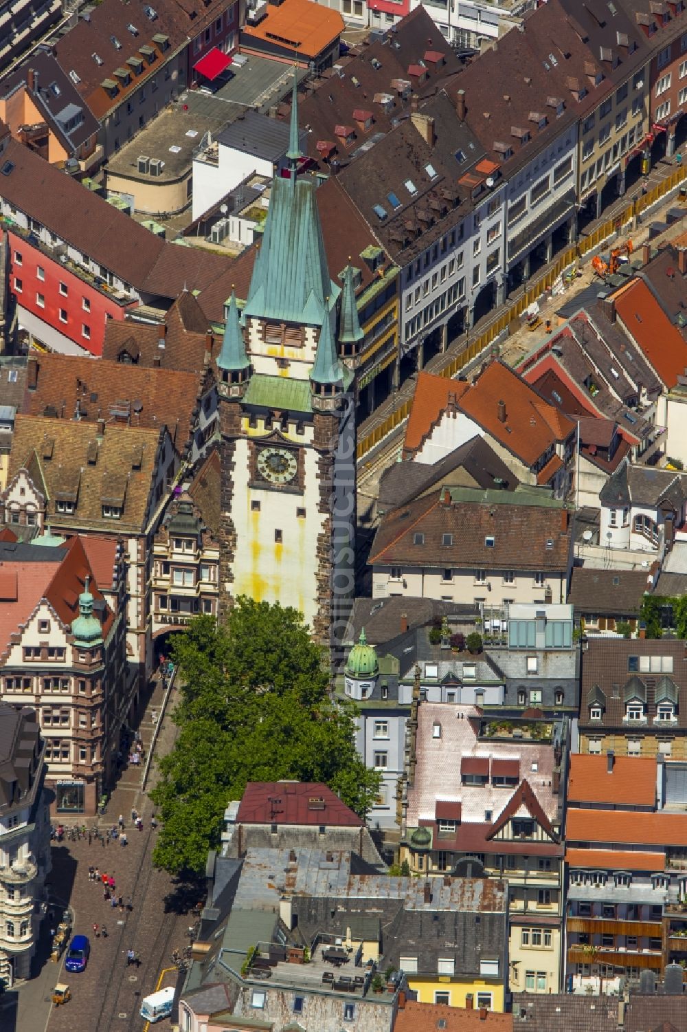 Luftaufnahme Freiburg im Breisgau - Turm Schwabentor im Zentrum der Altstadt in Freiburg im Breisgau im Bundesland Baden-Württemberg