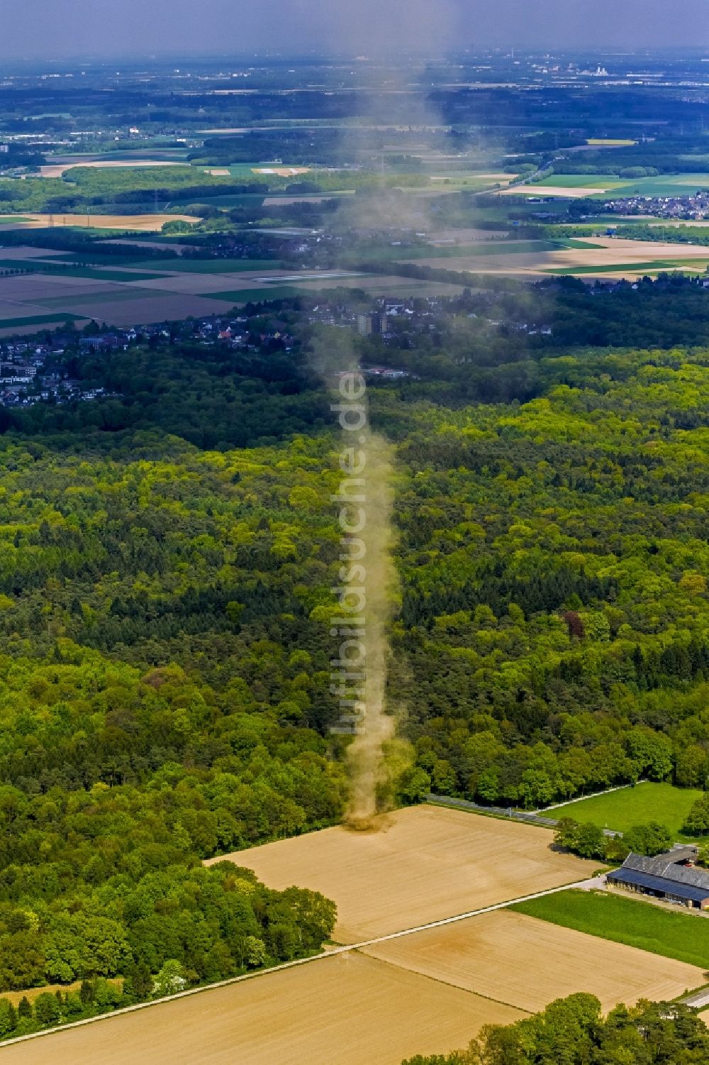 Mönchengladbach von oben - Turmartiger Schlauch einer Sand hochwirbelnden Windrose auf einem Feld bei Mönchengladbach im Bundesland Nordrhein-Westfalen NRW