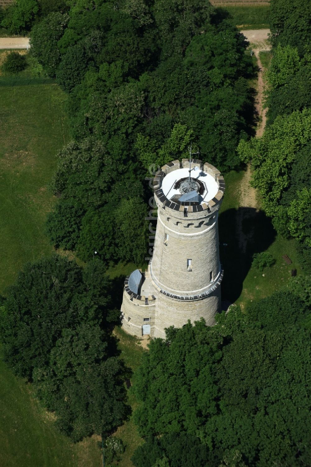 Calbe (Saale) von oben - Turmbauwerk des Bismarckturmes - Aussichtsturmes bei Calbe (Saale) im Bundesland Sachsen-Anhalt