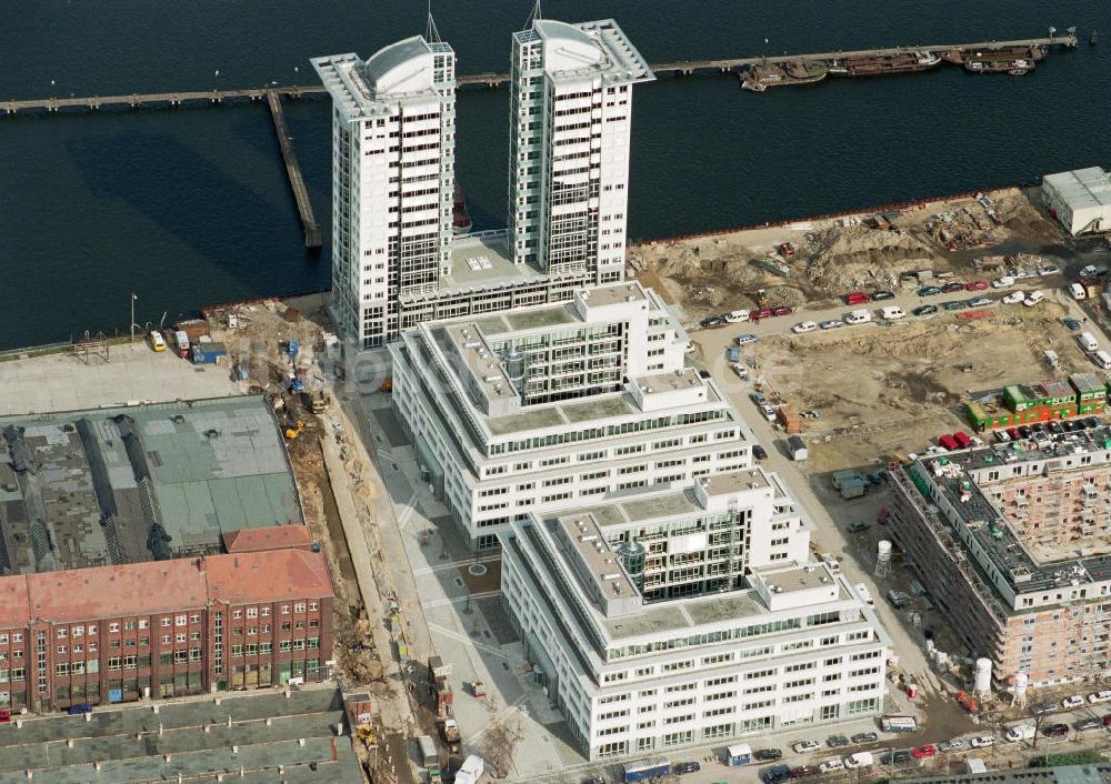 Berlin - Treptow von oben - Twin-Towers-Bürohausbau in Berlin-Treptow.