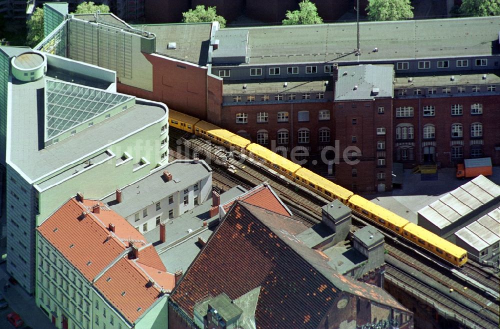 Luftaufnahme Berlin - U-Bahn-Trasse zwischen Landwehrkanal-Brücke und Gleisdreieck in Berlin-Kreuzberg