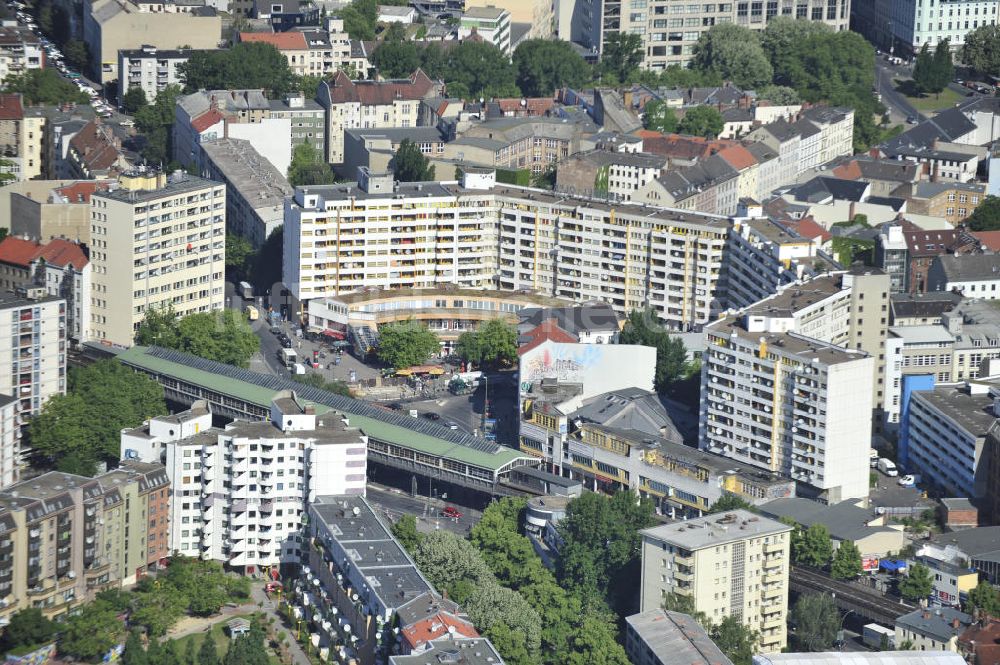 Berlin aus der Vogelperspektive: U-Bahnhof Kottbusser Tor, Mittelpunktbibliothek Adalbertstraße und Kreuzberger Merkezi