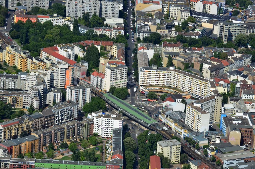 Berlin aus der Vogelperspektive: U-Bahnhof Kottbusser Tor, Mittelpunktbibliothek Adalbertstraße und Kreuzberger Merkezi in Berlin