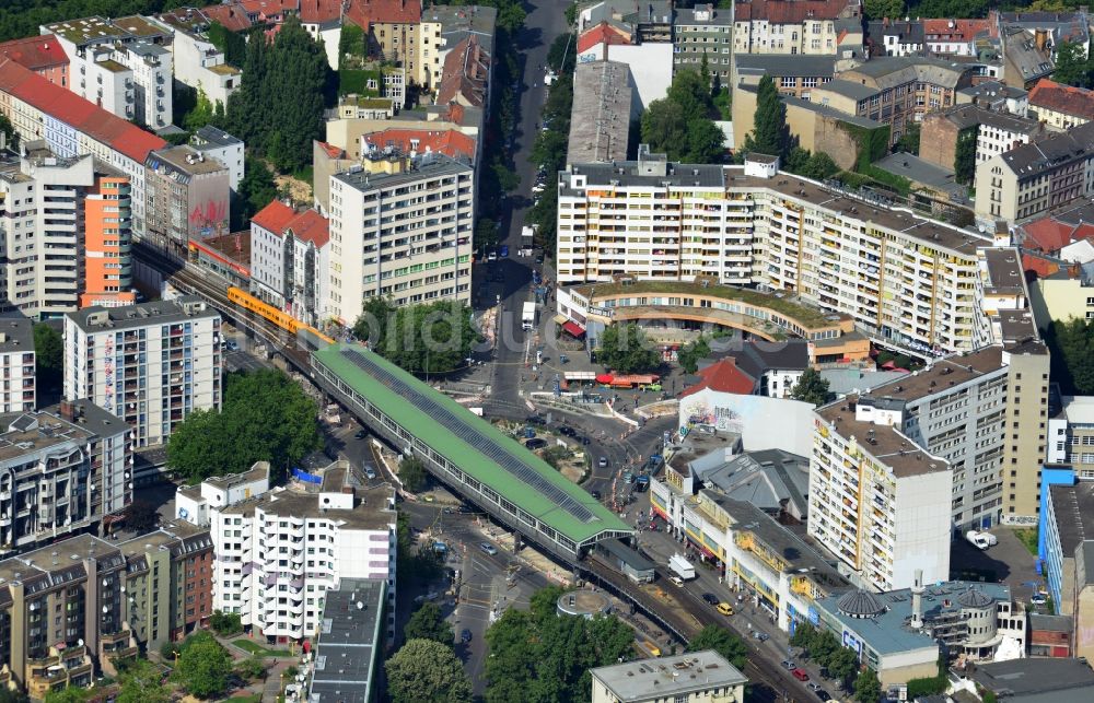 Luftbild Berlin - U-Bahnhof Kottbusser Tor, Mittelpunktbibliothek Adalbertstraße und Kreuzberger Merkezi in Berlin