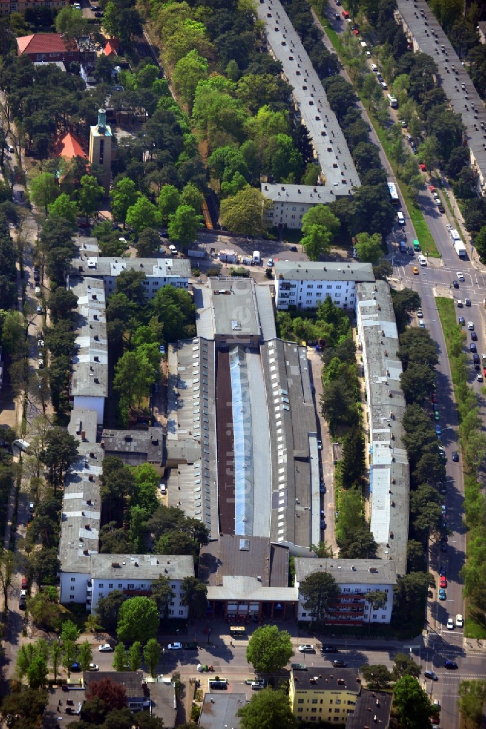 Luftaufnahme Berlin - U-Bahnhof Onkel Toms Hütte mit Ladenzeile und Wohnungen in Berlin-Zehlendorf in Berlin