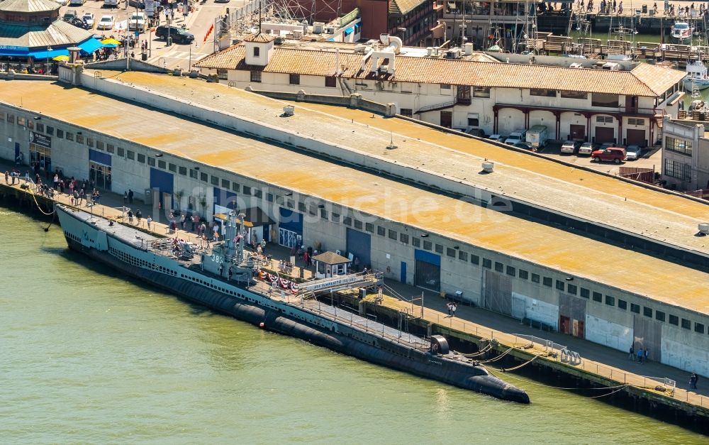 San Francisco aus der Vogelperspektive: U-Boot der Marine USS Pampanito Fishermans Wharf in San Francisco in Kalifornien, USA