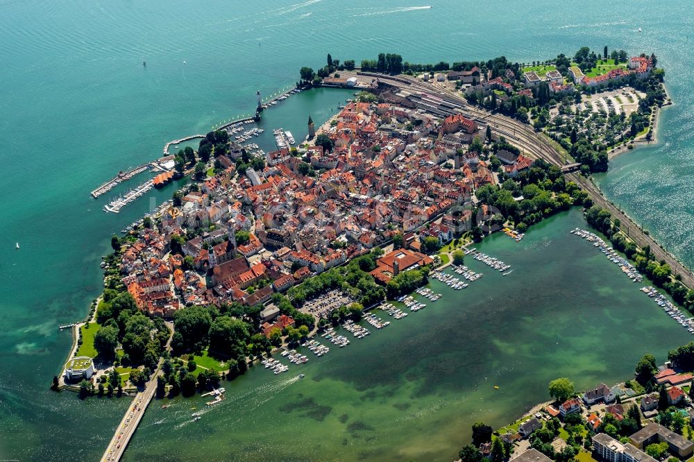 Lindau (Bodensee) von oben - Ufer des Bodensee entlang der Insel in Lindau (Bodensee) im Bundesland Bayern