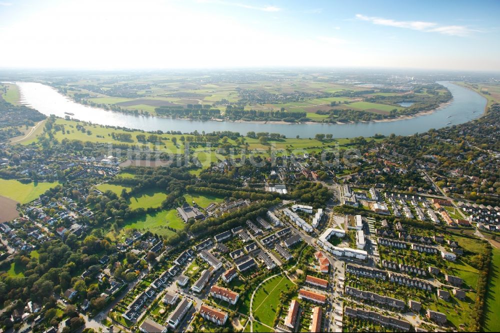 Luftbild Düsseldorf - Ufer des Flusses Rhein in Düsseldorf im Bundesland Nordrhein-Westfalen