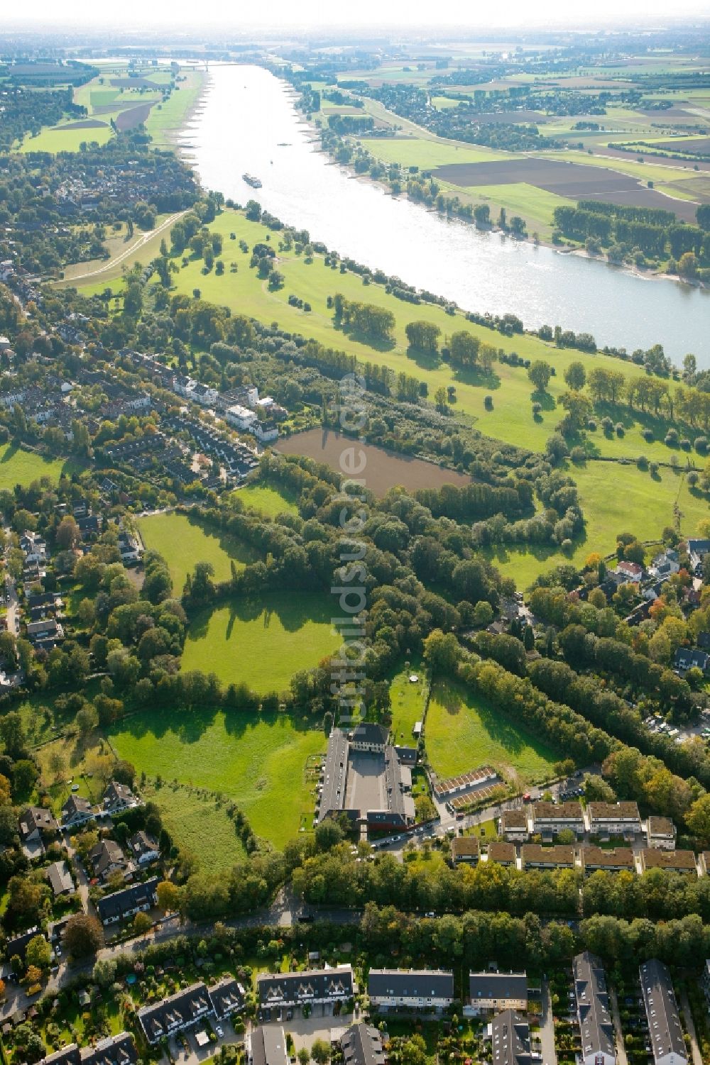 Luftaufnahme Düsseldorf - Ufer des Flusses Rhein in Düsseldorf im Bundesland Nordrhein-Westfalen