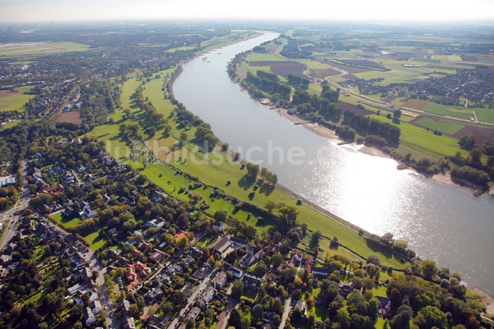 Düsseldorf von oben - Ufer des Flusses Rhein in Düsseldorf im Bundesland Nordrhein-Westfalen